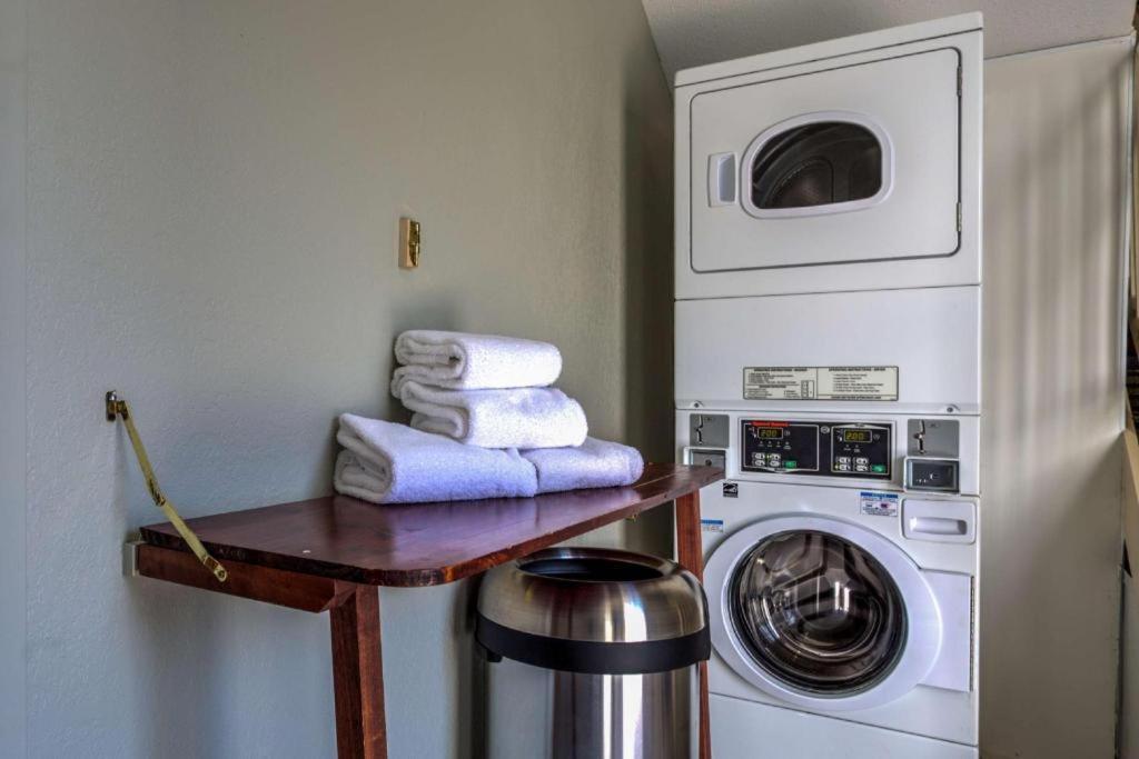 Best Western Nittany Inn Milroy Екстериор снимка